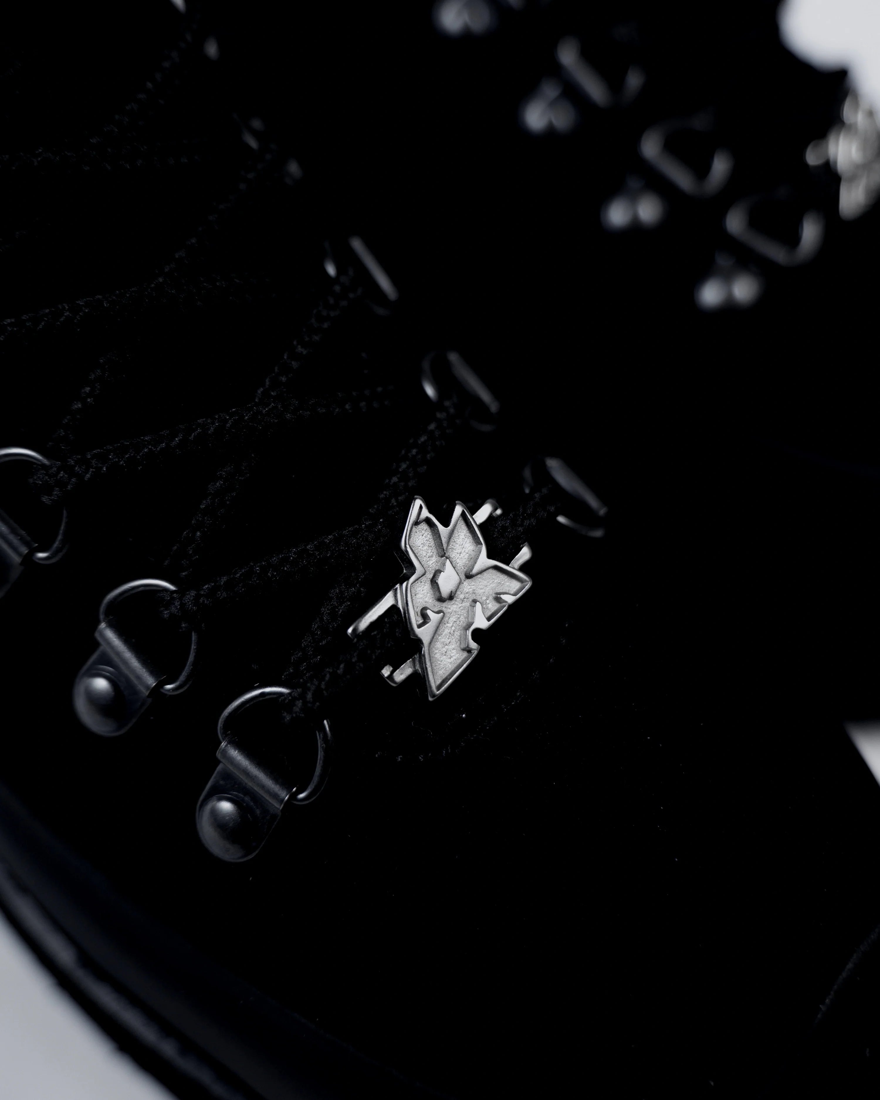 FLOWER INSTINCTS BOOTED GOAT